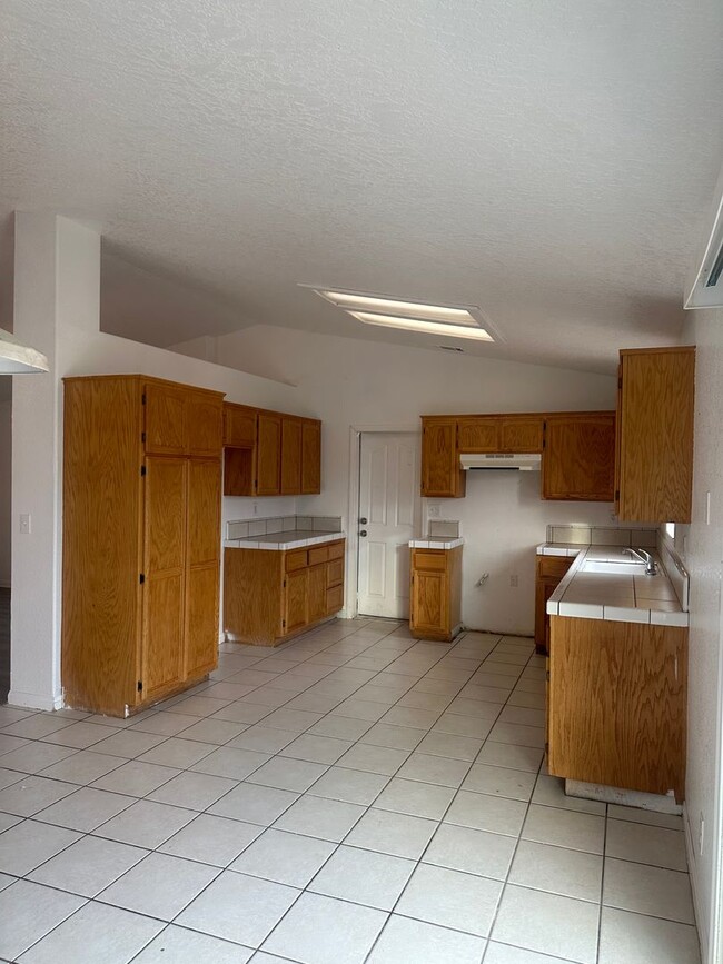 Foto del edificio - Charming 3 Bed, 2 Bath Home in Hesperia - Perfect for Your Family!