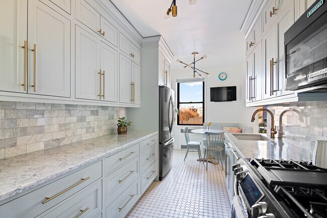 Foto del edificio - 385 E 18th St
