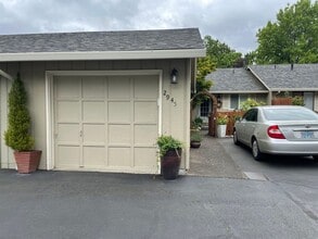 Building Photo - 2945 SE Bluebird Dr