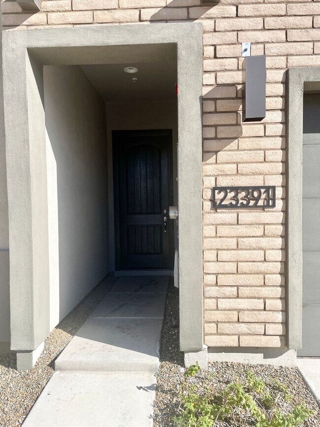 Building Photo - STUNNING 3 BEDROOM, 2.5 BATH TOWNHOUSE IN ...
