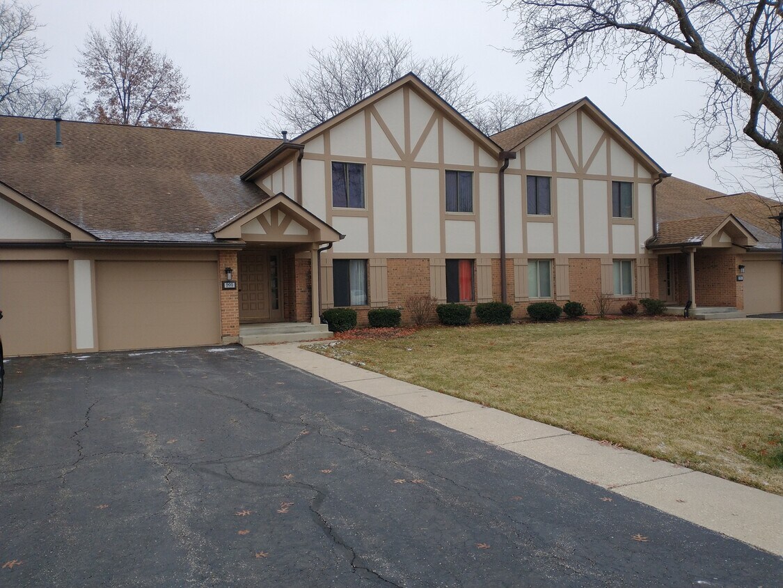 Primary Photo - 905 Surrey Dr
