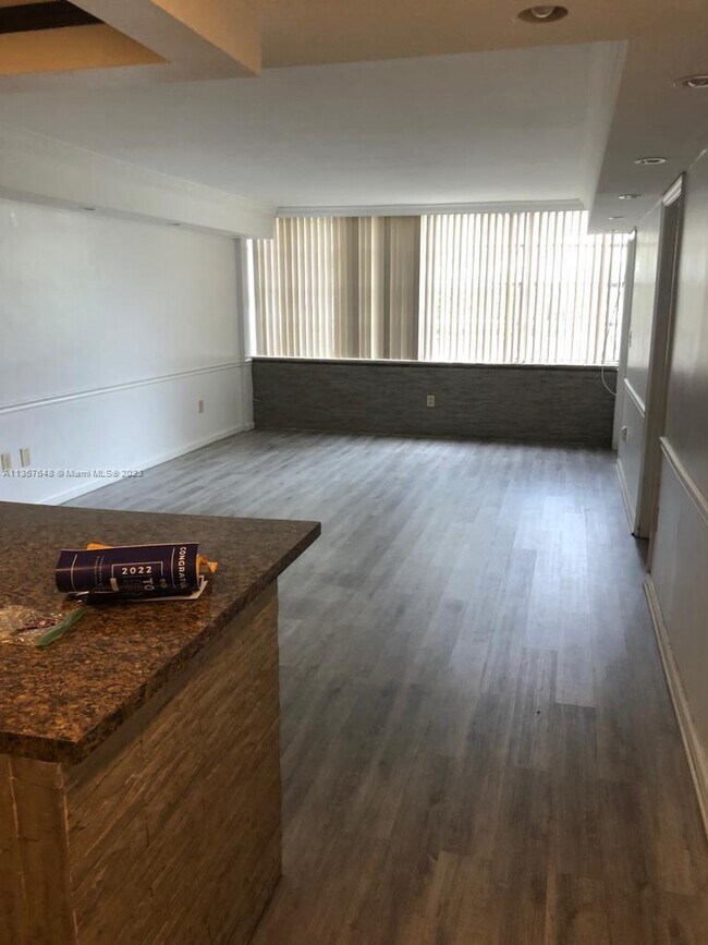 Foto del edificio - 2175 NE 170th St