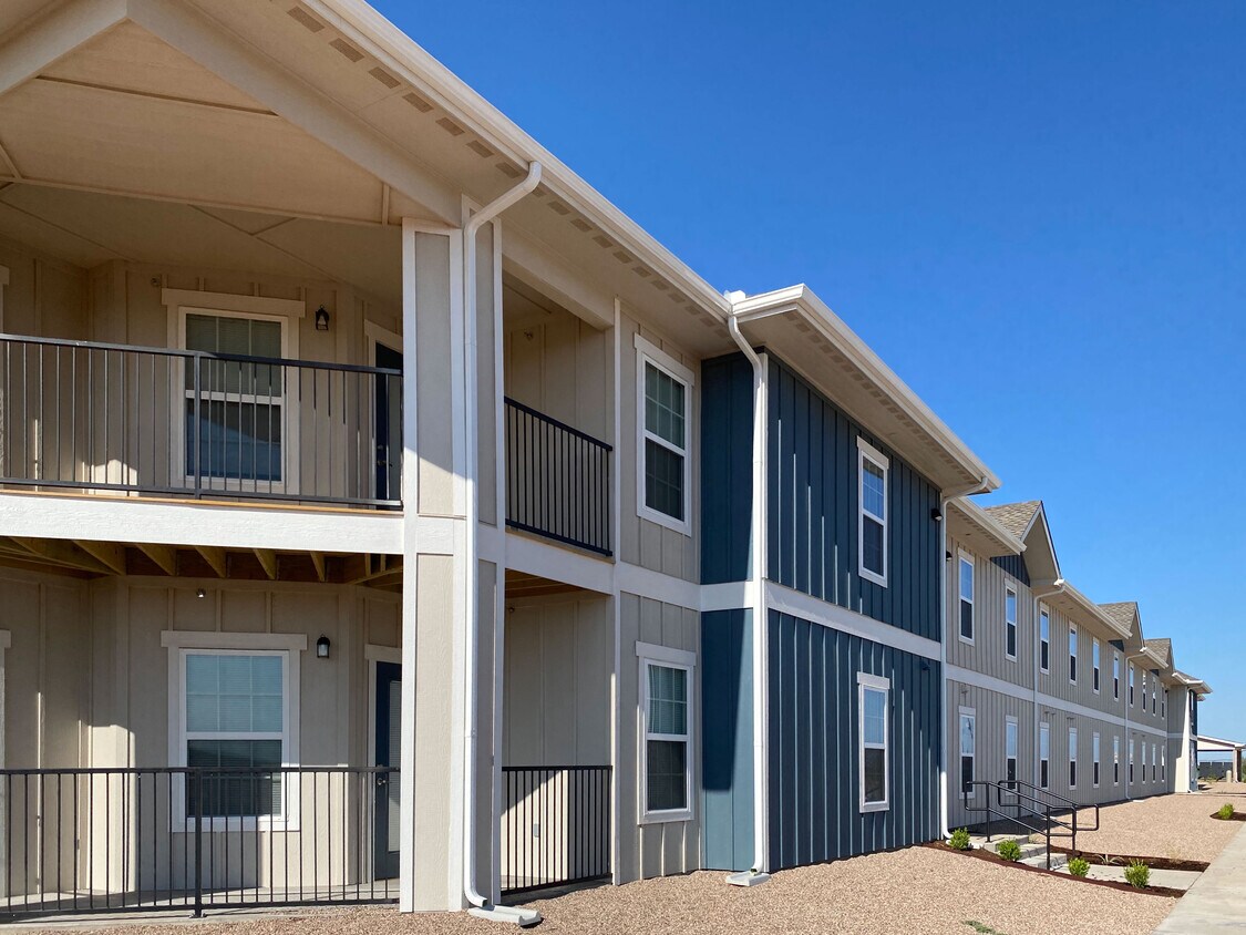 Farmhouse Row Apartments in Slaton, TX