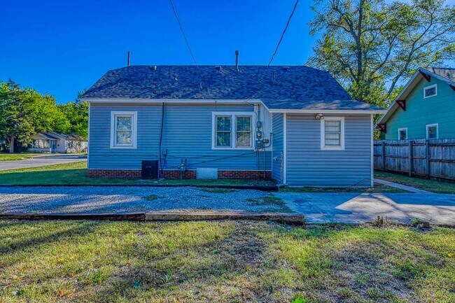 Building Photo - Charming Two  Bedroom with Hardwood Floors!