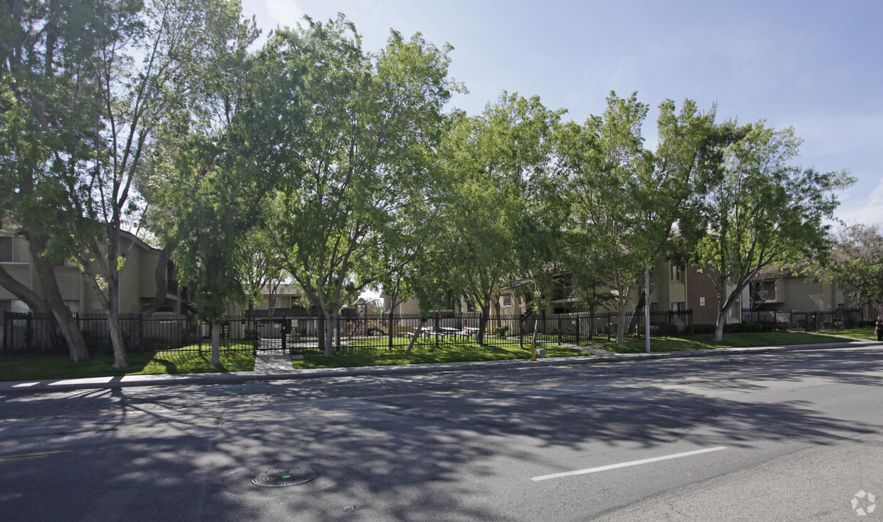 Foto del edificio - East 35th St. Apartments