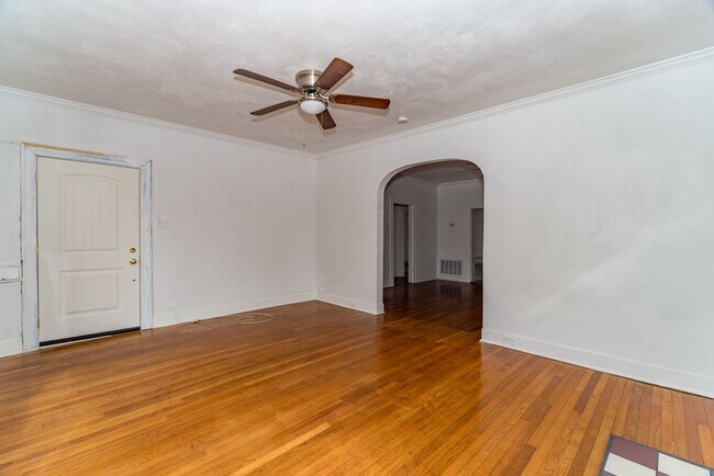 Building Photo - 2-BEDROOM COTTAGE IN TOBIN HILL