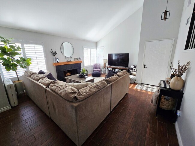 Foto del edificio - Moorpark College 3+3 single family home!