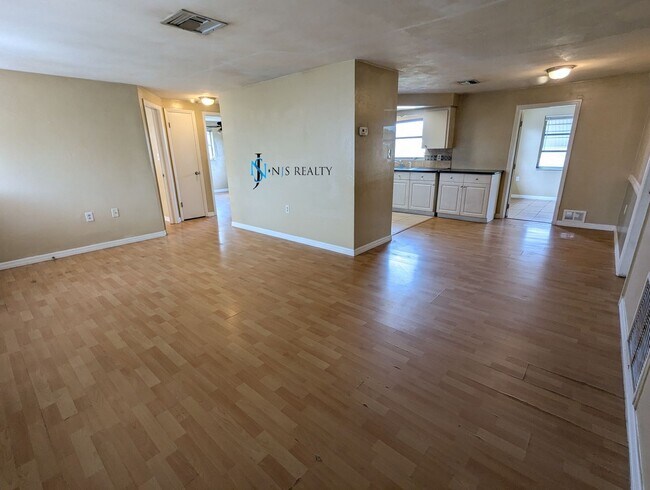 Building Photo - Beautiful, true 3 bed, 2bath home with 110...