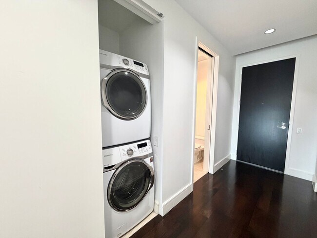 Foto del edificio - 2408 Victory Park Ln