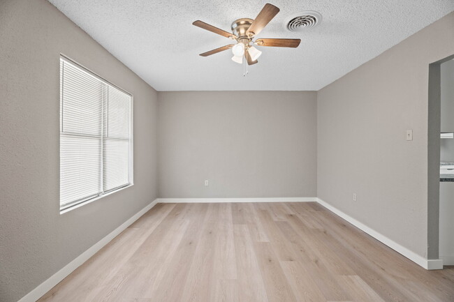 Building Photo - Cozy 3 Bed, 2 Bath with Backyard Deck