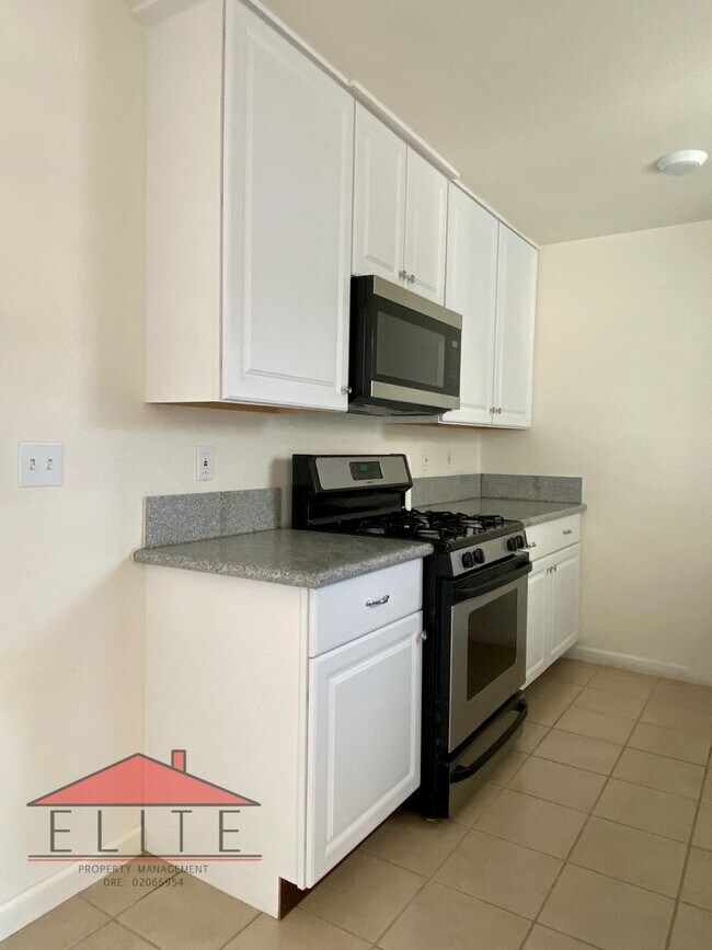 Foto del edificio - AVAILABLE NOW!