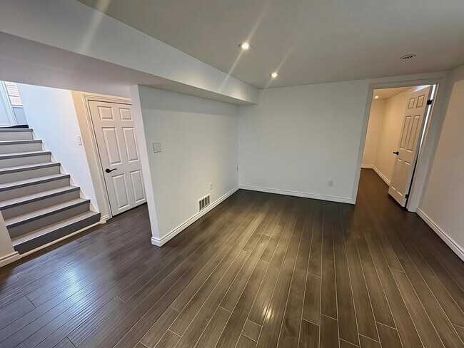 Photo du bâtiment - 2 Bedroom Lower Level With In Suite Laundry East Mountain