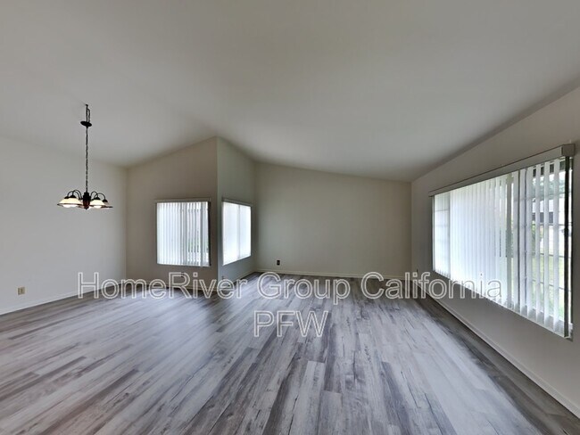 Building Photo - 3910 Coronado Cir