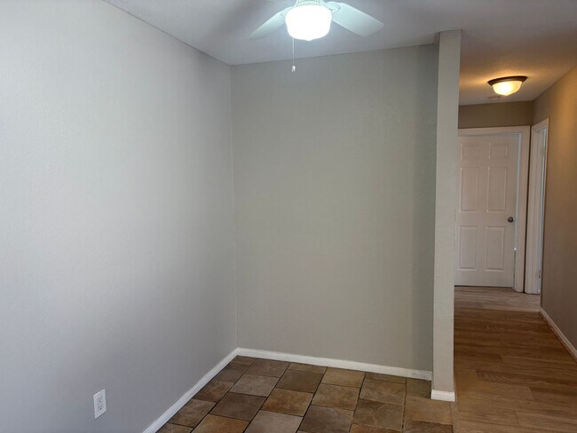 Building Photo - 2 Bedroom Condo in Arbor Hills Gated Community