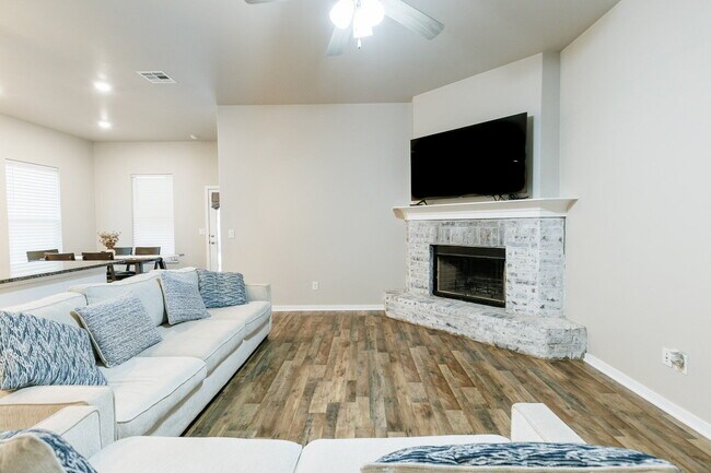 Foto del edificio - Beautiful 3-Bed, 2-Bath Home In Frenship!