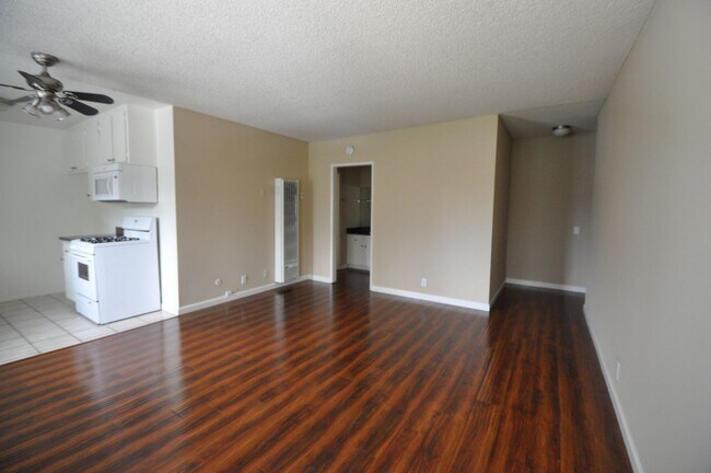 Building Photo - 7101 Haskell Ave