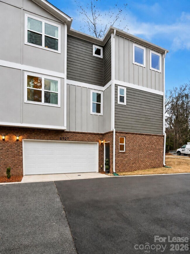 Foto del edificio - 8927 Sharonbrook Dr