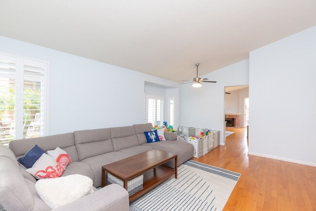 Building Photo - 4 Bed, 2 Bath - Sorrento Mesa Single Famil...