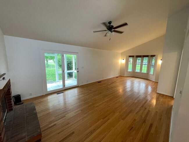 Foto del edificio - Beautiful Home Large Garage Highly Desired For Rent