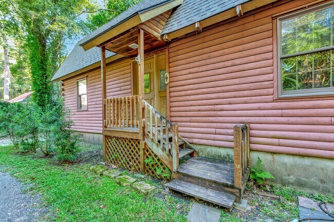 Building Photo - A Must-See in Historic Summerville!
