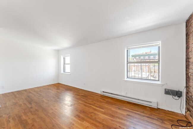 Building Photo - 5-49-49 51st Ave