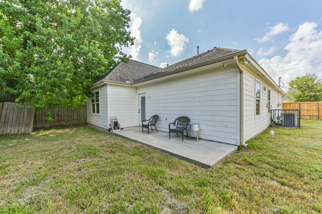 Building Photo - Stunning 3-Bed Home Minutes from Downtown