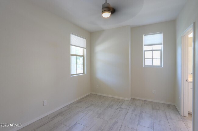 Foto del edificio - 1665 E Dogwood Ln