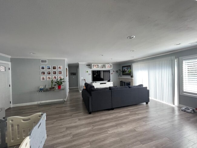 Building Photo - 636 Banta Ct