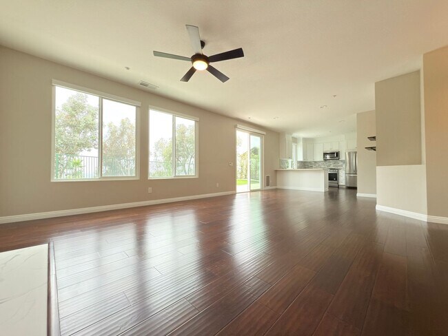 Foto del edificio - Spacious 4-Bedroom Home in Private Sylmar ...