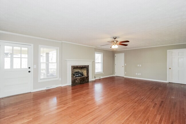 Foto del edificio - Spacious 4-Bedroom Home with Pool in Silve...