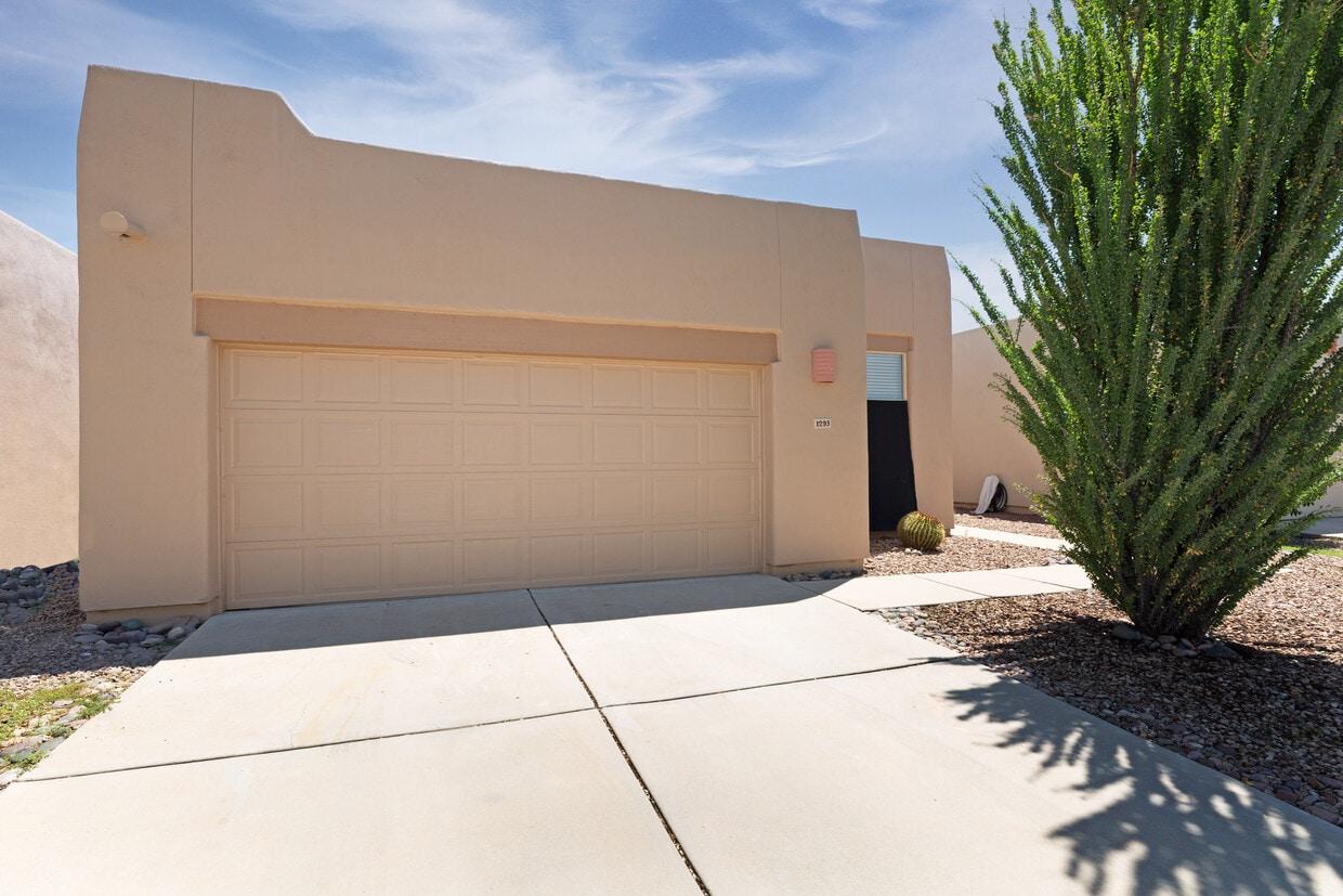 Primary Photo - 1293 W Crystalline Way