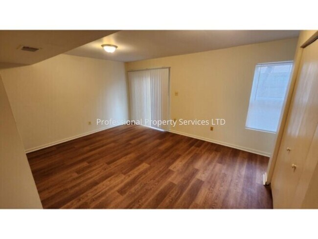 Foto del edificio - Beautiful 3 Level Garage Townhome Convenient Location!