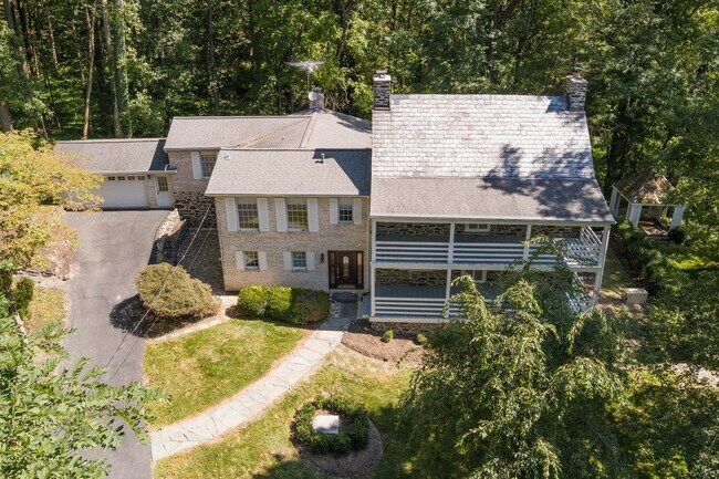 Foto del edificio - Historic 4BR Farmhouse with Modern Comfort...