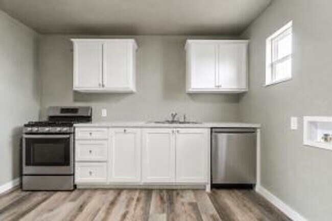 Building Photo - 3 bed 1 bath now available near MLK