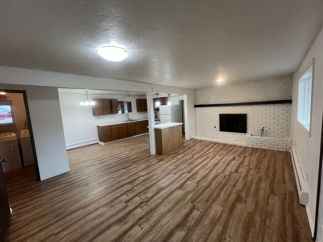 Primary Photo - 5761 E Portage Dr