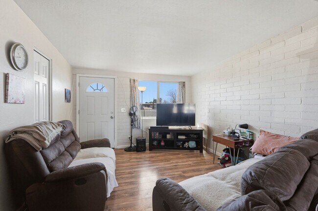 Foto del edificio - 2439 Parkside Dr