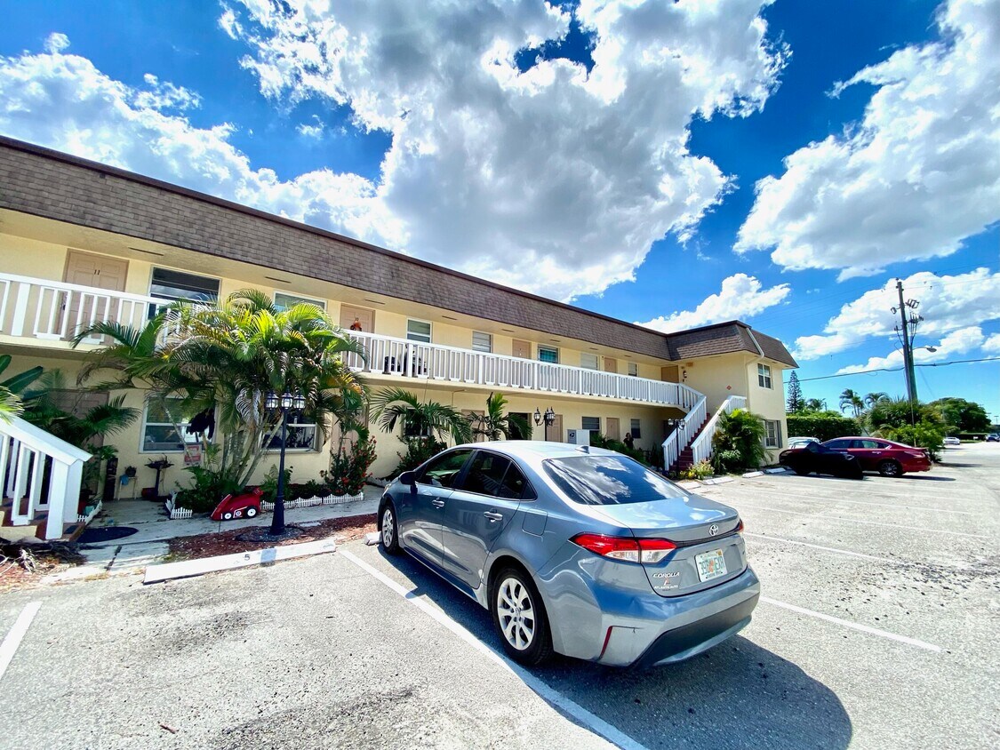 Primary Photo - 1204 S Lake Dr
