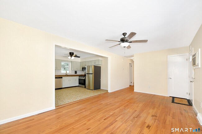 Foto del edificio - 90 Mary Ellen Dr