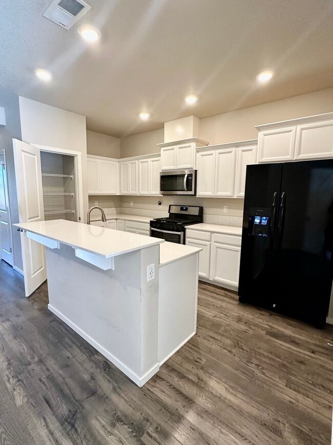 Building Photo - ? Modern 3-Bedroom Townhouse with Bright O...