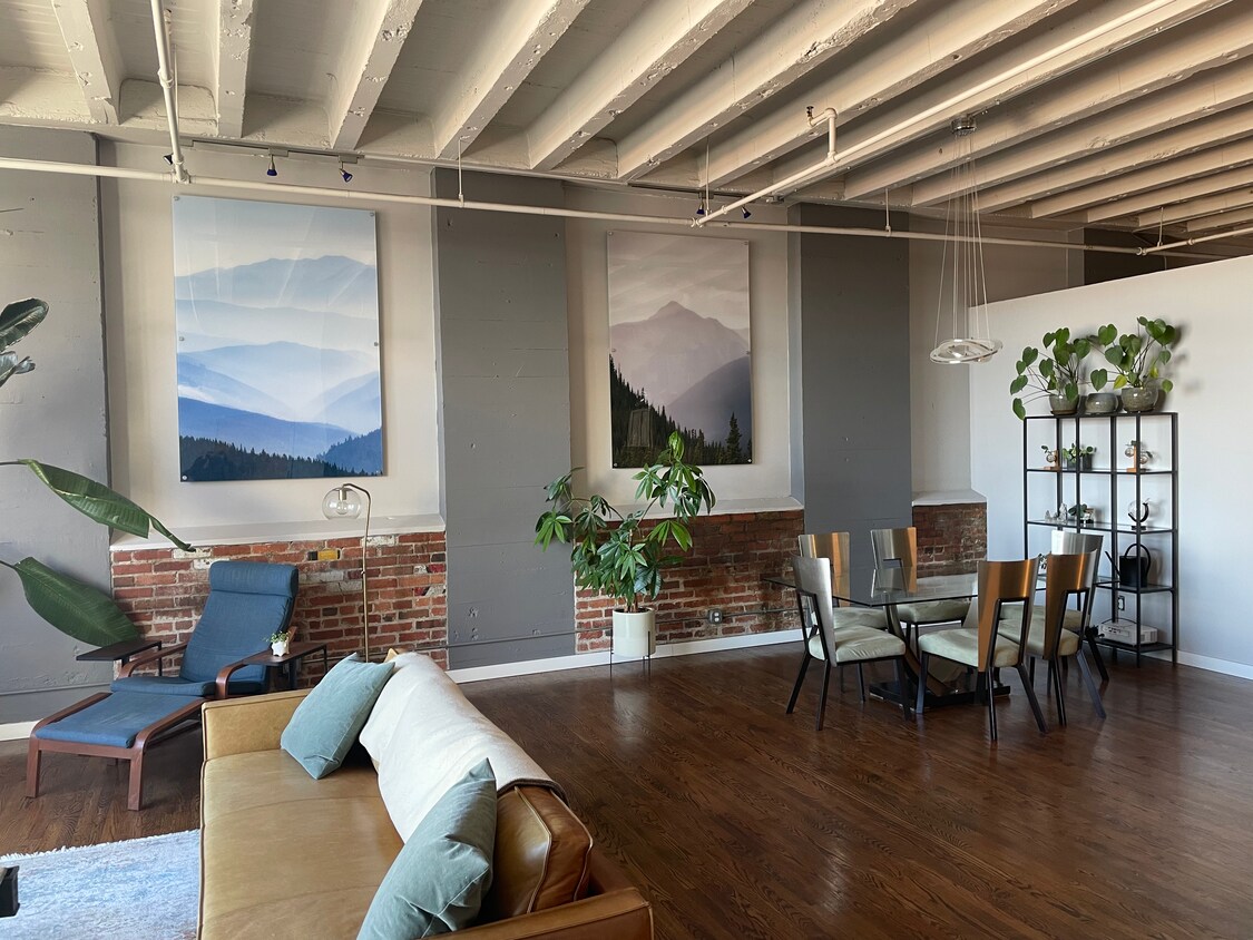 Open living space with high ceilings - 2000 Arapahoe St
