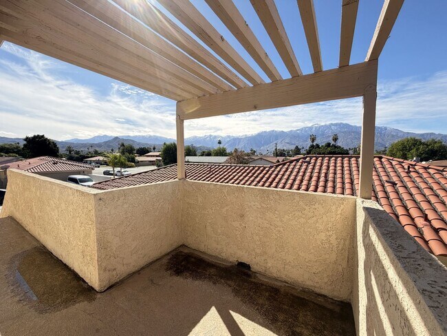 Foto del edificio - COMING SOON!! 3 Bedroom 2 Bathroom Upper Level Unit in Cathedral City!