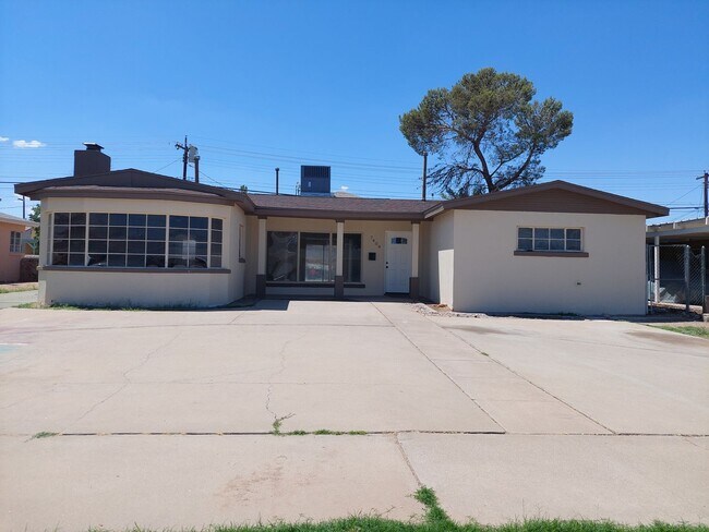 Foto del edificio - 3 bedroom 2 bathroom beautiful rental ! Av...
