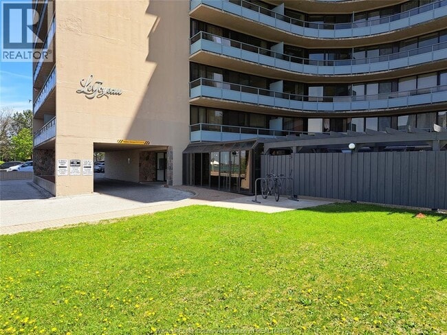 Building Photo - 111 Riverside Dr E