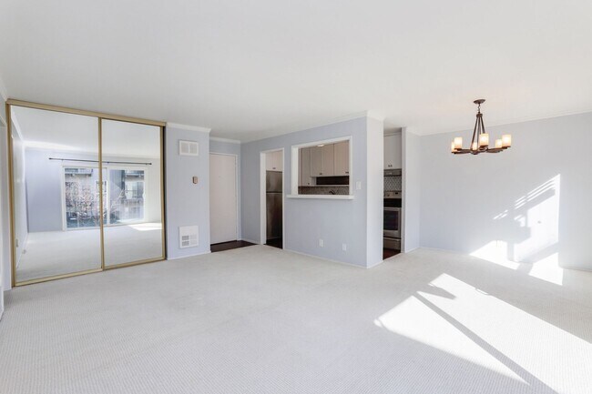 Foto del edificio - 1 Bed / 1 Bath pet friendly condo with parking in beautiful San Mateo. YouTube Tour!