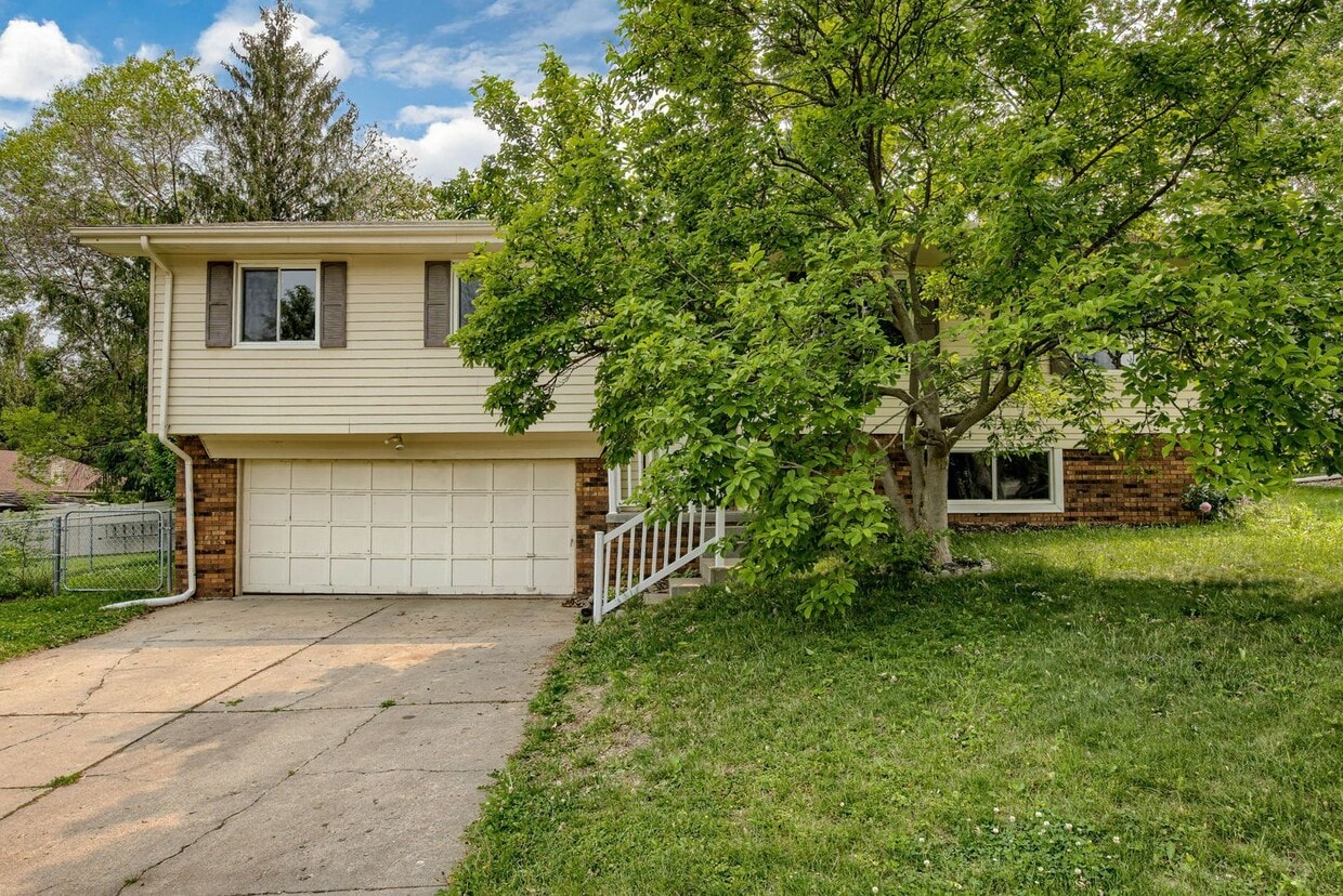 Primary Photo - Adorable home in Heart of Papillion