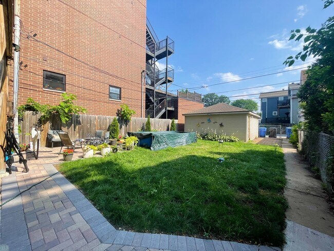 Foto del edificio - 2317 W Roscoe St