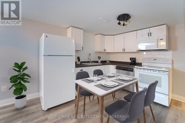 Photo du bâtiment - 258-258 Kingscourt Ave
