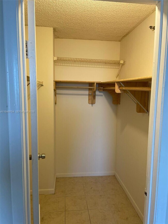 Foto del edificio - 9688 Fontainebleau Blvd