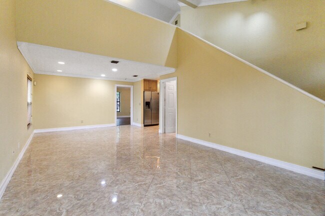 Building Photo - 580 NW 9th Ct