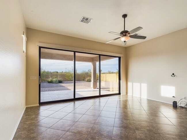 Foto del edificio - 1944 N 83rd Pl